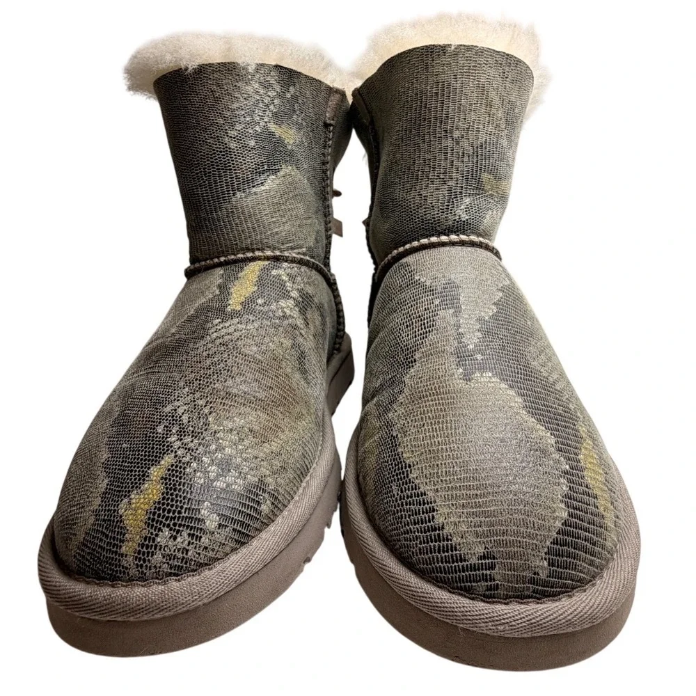 UGG Bailey Bow II Lizard Print Sheepskin Boots Sz 7 EU38 Beige 1005534